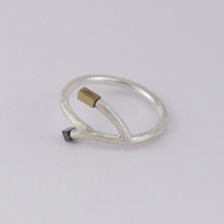 Srebrny pierścionek-gałązka z hematytami.