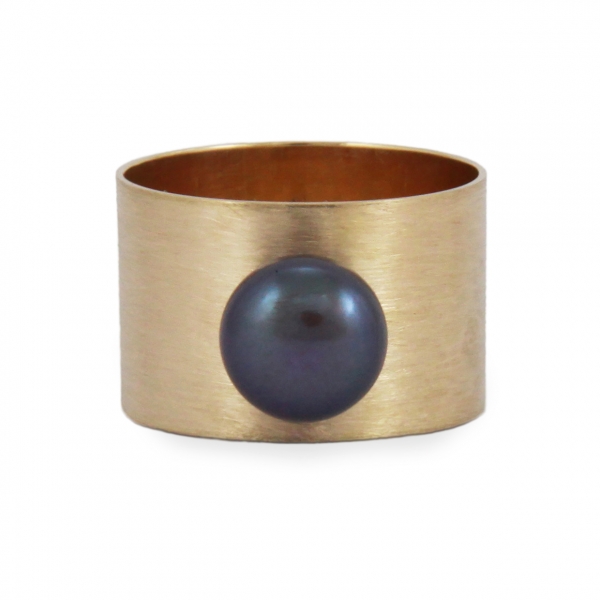 Złoty pierścionek z czarną perłą.