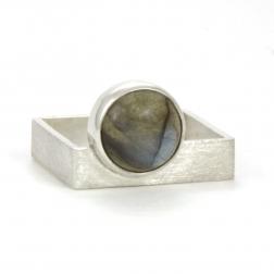 Srebrny pierścionek-kwadrat z labradorytem.