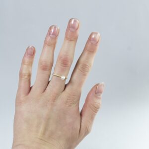 kwadratowy pierścionek z białą perłą